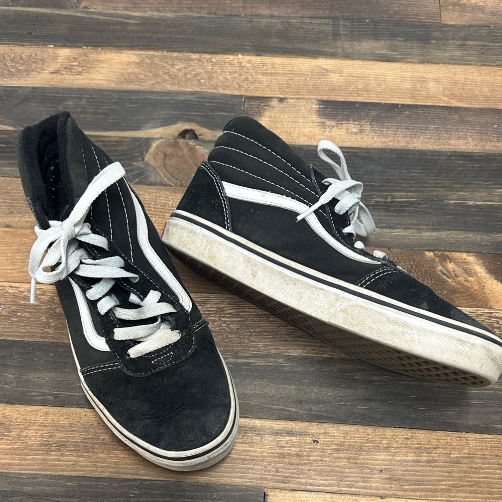 Vans Black and White High-Top Sneakers
Size 5 youth 
EU 36.5